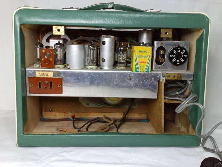 Matkaradio_Salora_552_srnro_30596__1_31__kuva_Jorma_Raita.jpg