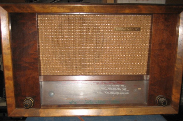 Putkiradio_Radioteollisuus_Super_VE_4676__1_0__Oy_Radioteollisuus_Ab_vuodelta_1946.jpg