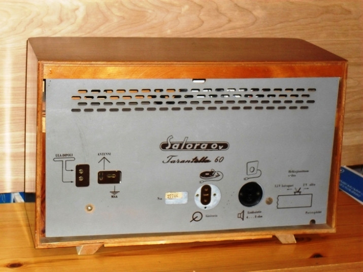 SDC10452_02_Putkiradio_Salora_Tarantella_60_srnro_27746.JPG